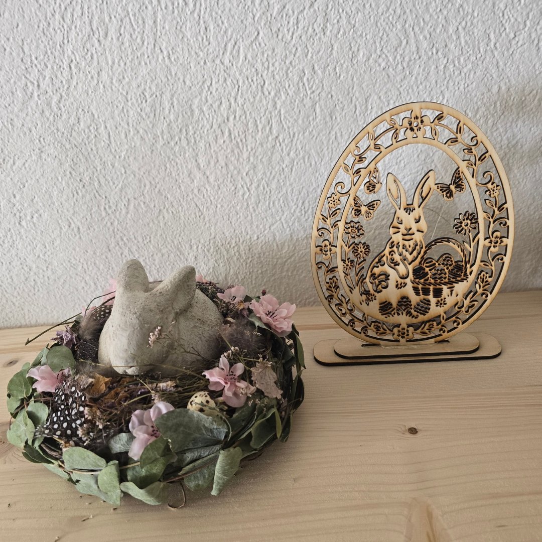 Dekorativer Osterhase im Ei-Rahmen aus Holz